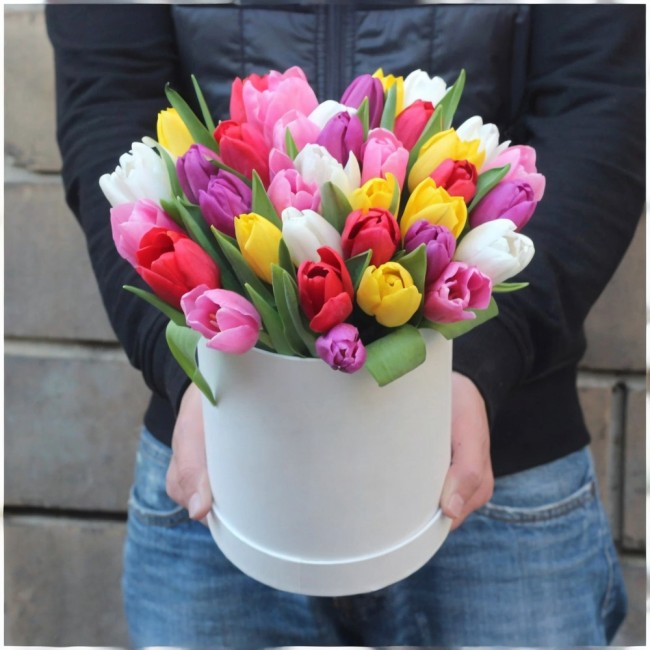 Букет цветов "Шляпная коробка из разноцветных тюльпанов"